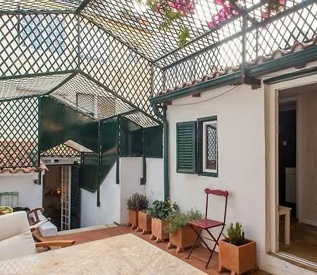 Apartment Delightful Patio Flat Lisbon